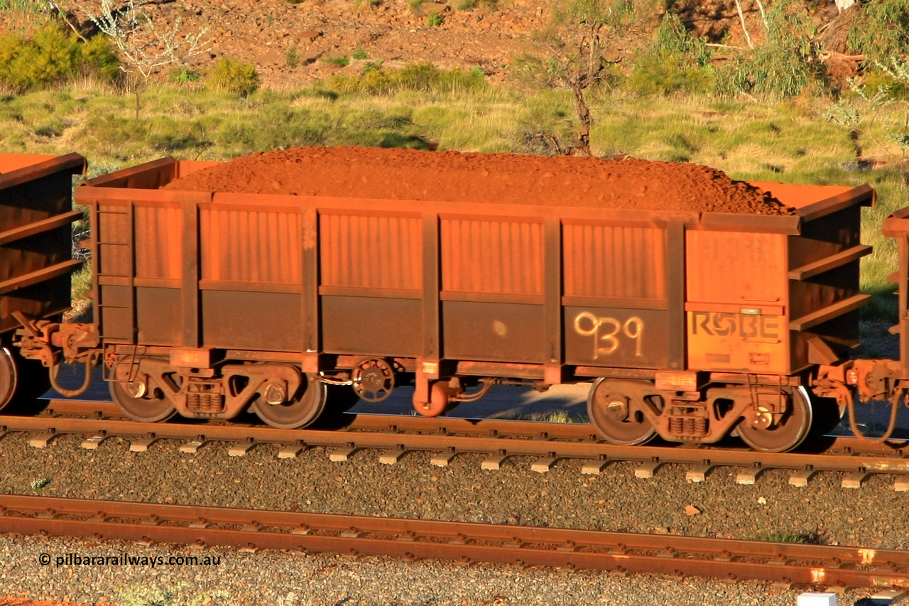 0939 110602 1643
Robe River ore waggon 939, built by Centurion Industries WA, rotary coupler end handbrake side loaded view at the 71 km, Western Creek on the Deepdale line. June 2, 2011.
Keywords: 939;Centurion-Industries-WA;Robe-ore-waggon;