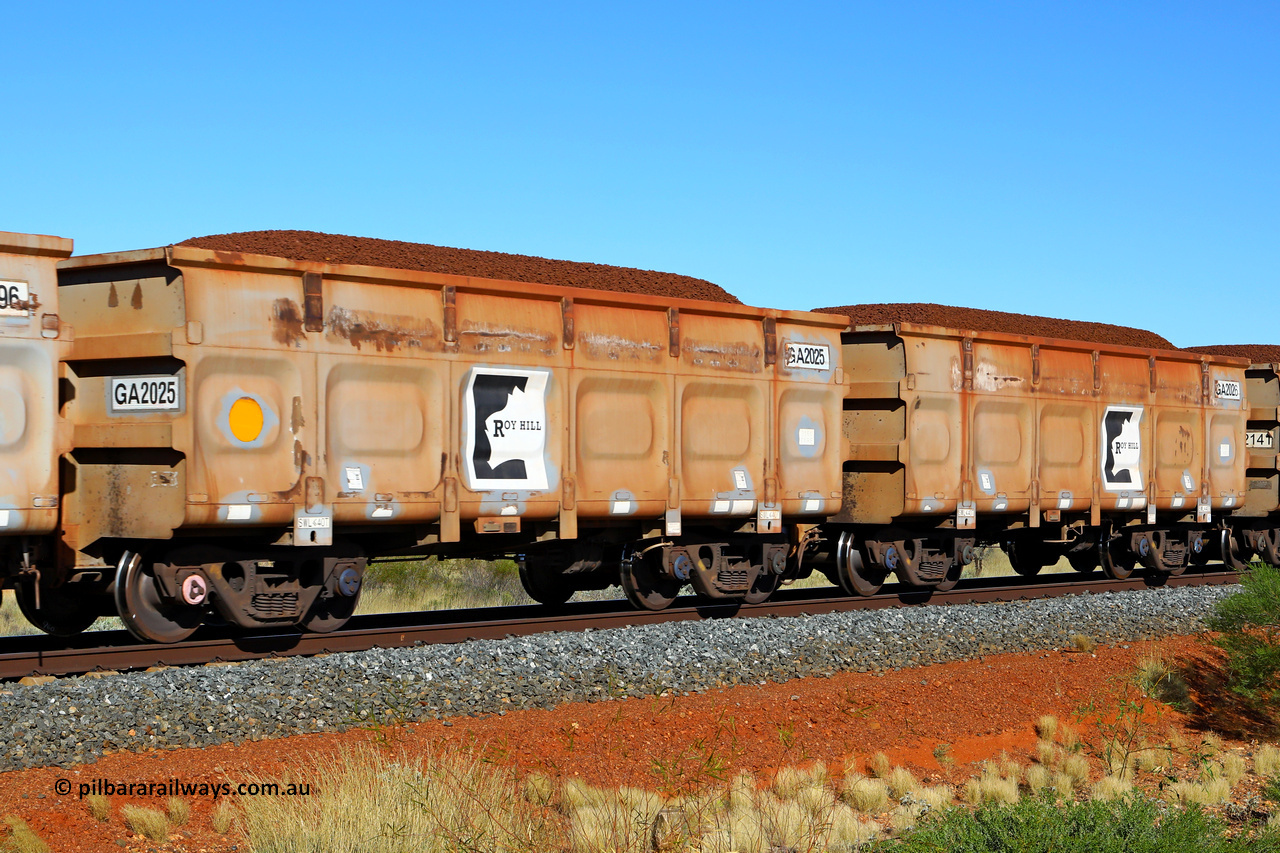 250501 0311
At the 88.448 km, just south of HPPL crossing loop on the Roy Hill line, loaded Roy Hill waggon pair GA 2025 - GA 2026, built in China by CSR Yangtze as an CCK138 model ore waggon. May 1, 2025.
Keywords: GA-type;GA2025-GA2026;CSR-Yangtze;CCK138;