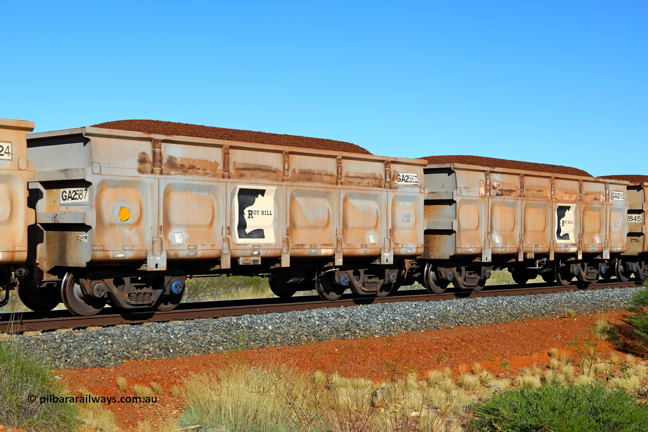 250501 0331
At the 88.448 km, just south of HPPL crossing loop on the Roy Hill line, loaded Roy Hill waggon pair GA 2587 - GA 2588, built in China by CSR Yangtze as an CCK138 model ore waggon. May 1, 2025.
Keywords: GA-type;GA2587-GA2588;CSR-Yangtze;CCK138;