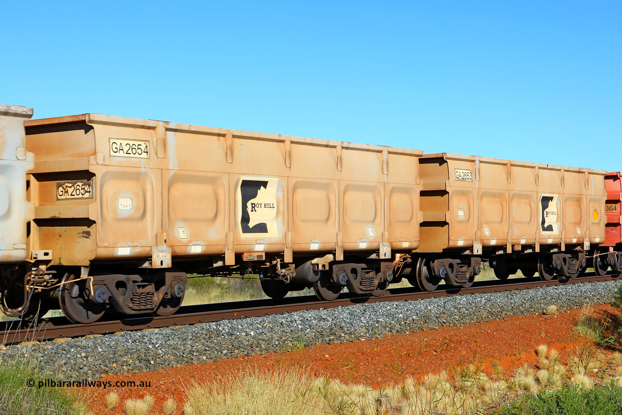 250501 0536
At the 88.448 km, just south of HPPL crossing loop on the Roy Hill line, empty Roy Hill waggon pair GA 2653 - GA 2654, built in China by CSR Yangtze as an CCK138 model ore waggon. May 1, 2025.
Keywords: GA-type;GA2653-GA2654;CSR-Yangtze;CCK138;
