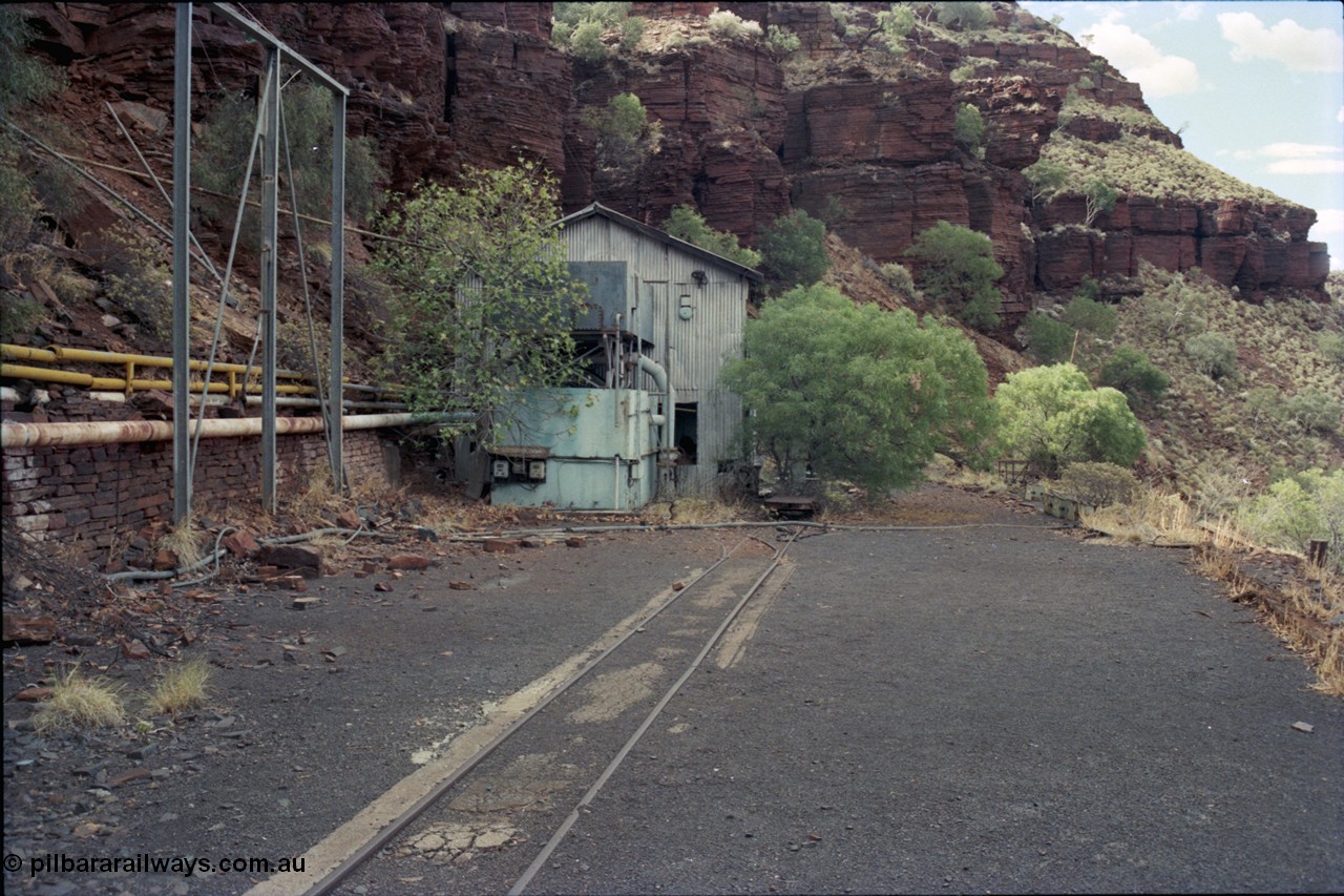 194-07
Wittenoom Gorge, Colonial Mine, asbestos mining remains, view of water softening plant and compressor plant building, looking north.
