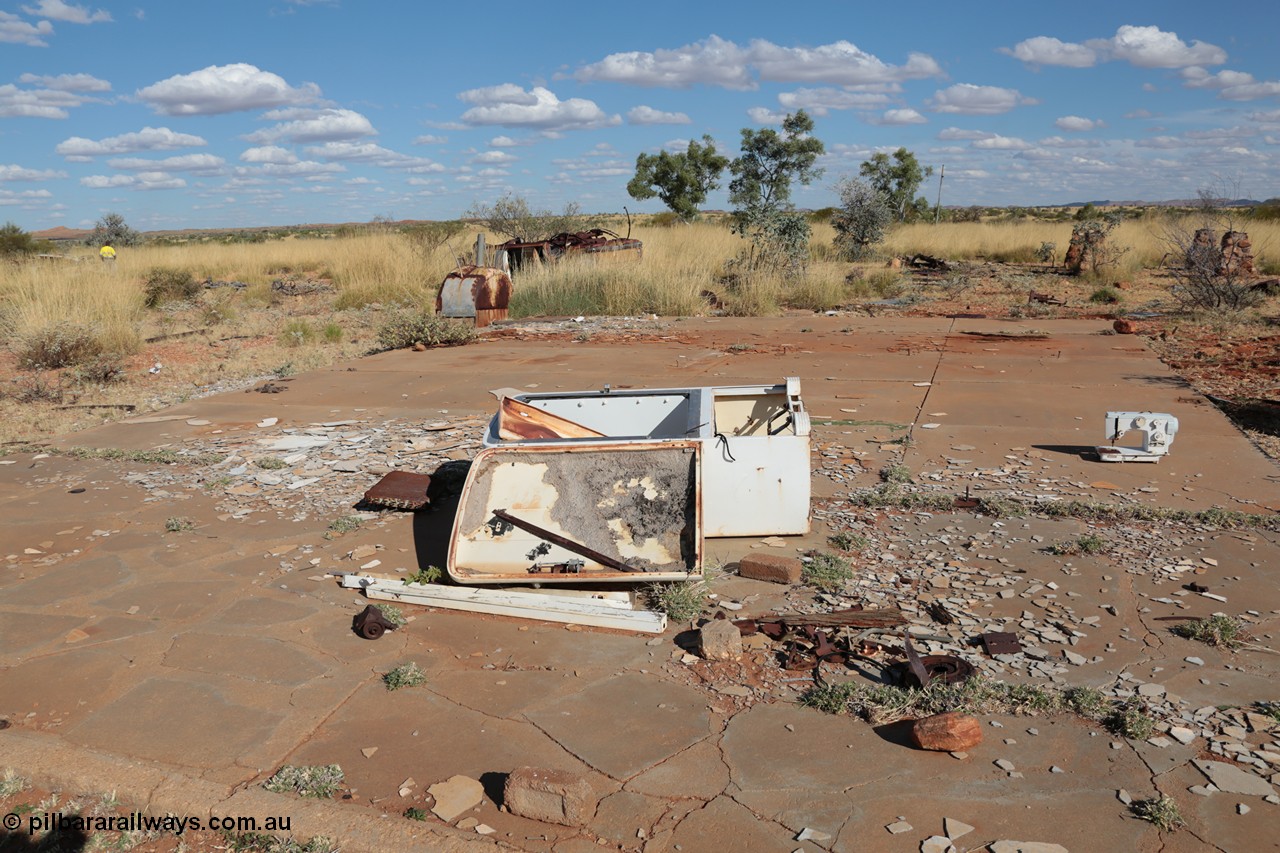 140517-4414
Marble Bar, Prospector Creek, tin mine, near Fishers Cairn the area was a Tailings Lease #10 (87H) - FISHERS CAIRN held by Moolyella Tin Pty. Ltd in the 1960s, then a machinery lease in the 1970s. Remains of a dry tin concentrate plant. [url=https://goo.gl/maps/56rBXcyAjor]Location Here[/url].
