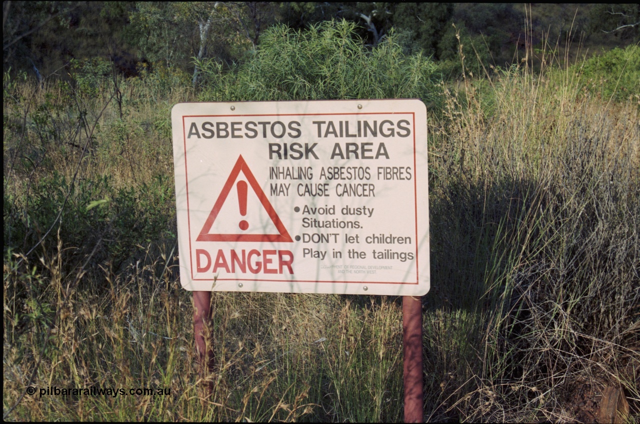 204-09
Yampire Gorge, warning sign courtesy of the Department of Regional Development and North West.
