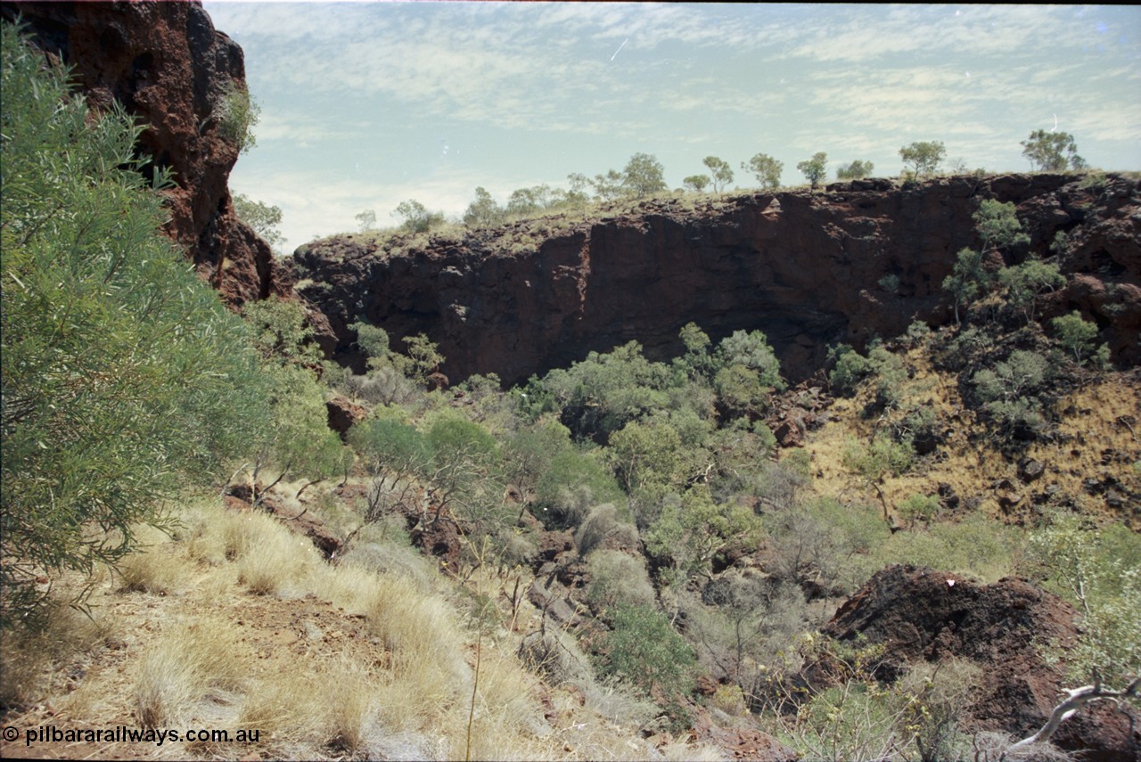 205-33
Koodaideri, area around this underground drive, drive location is [url=https://maps.app.goo.gl/ACyb86LYJAF9GMnVA]22 31'48.36