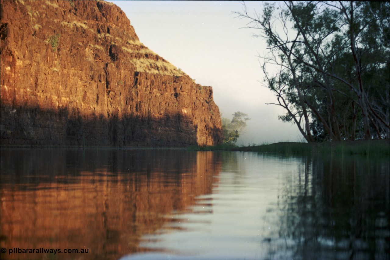 206-06
Carawine Pool at Carawine Gorge, looking north.
