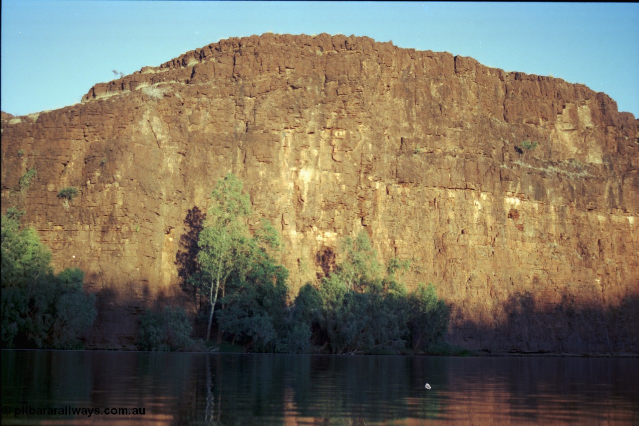 206-07
The western wall of Carawine Pool.

