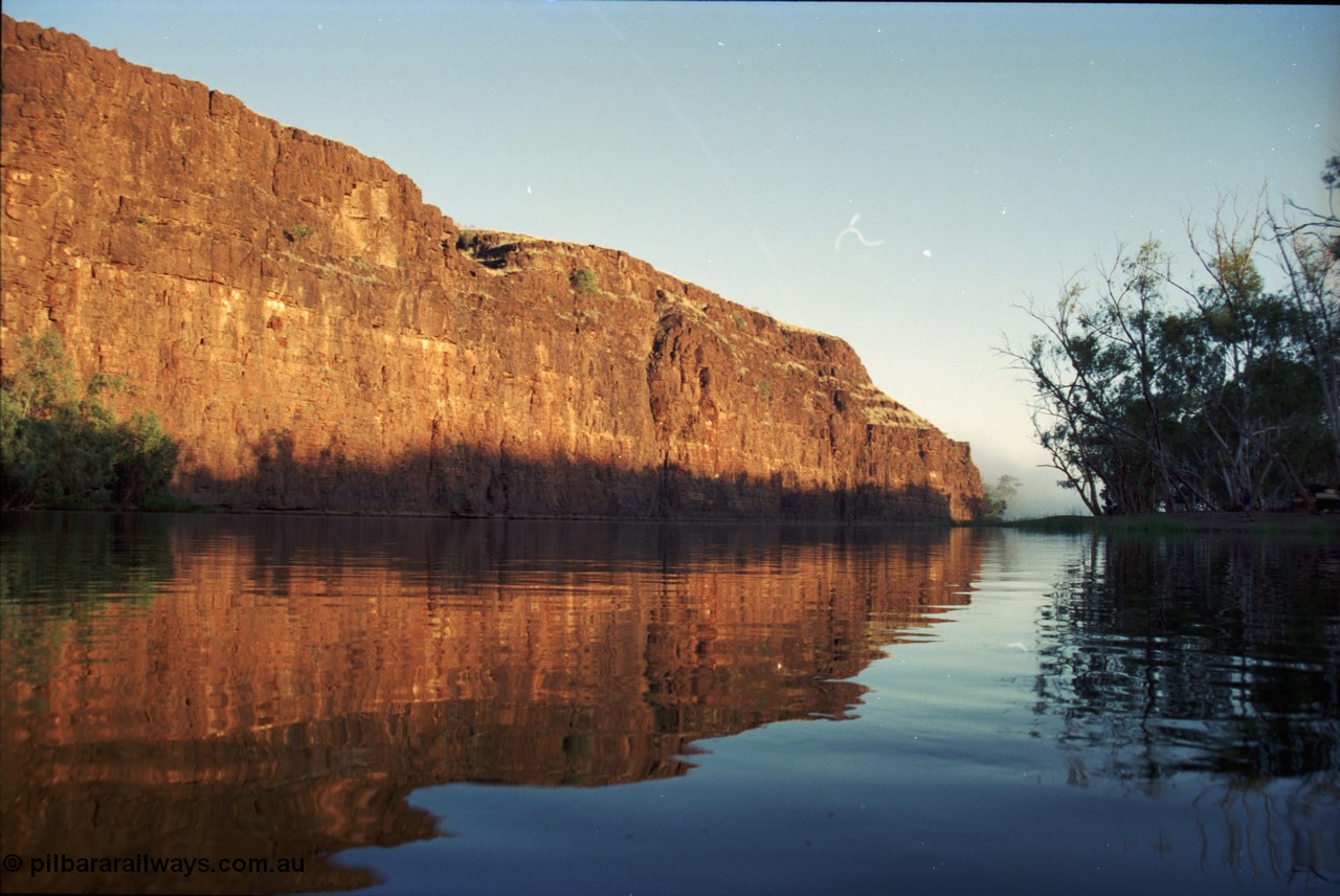 206-09
Carawine Pool at Carawine Gorge, looking north.
