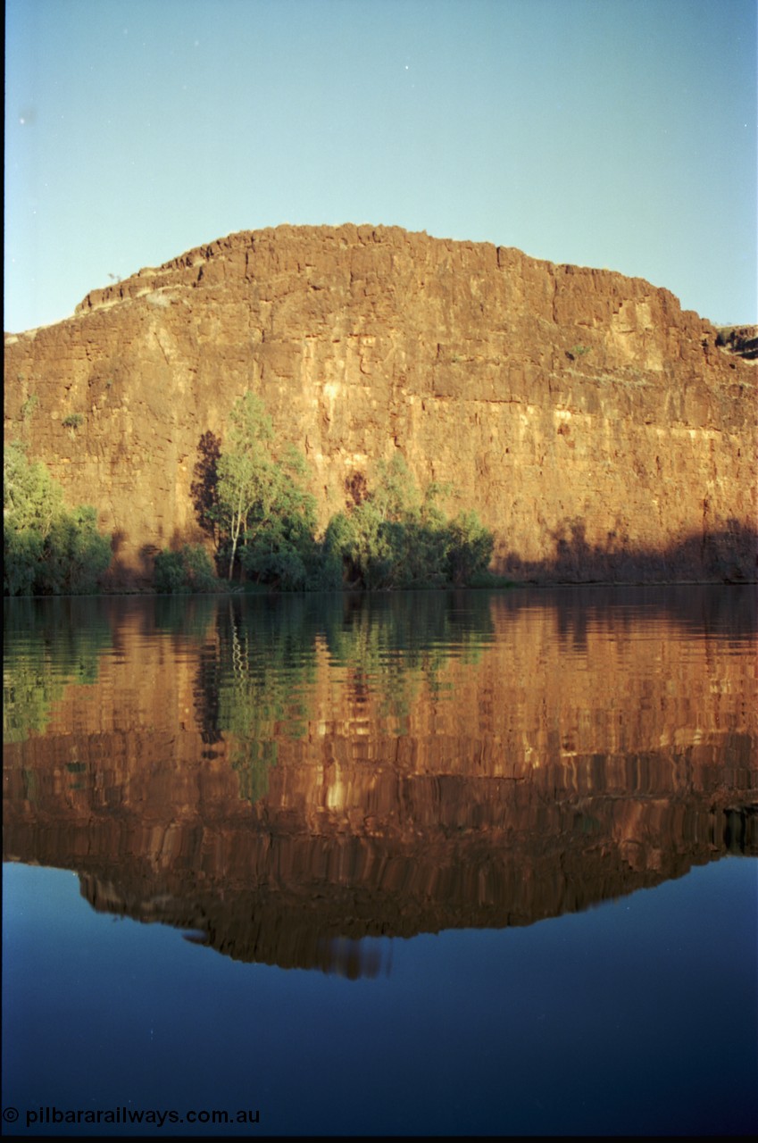 206-11
The western wall of Carawine Pool.
