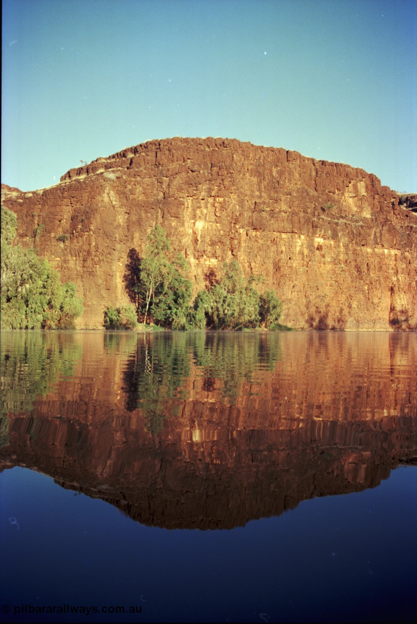 206-18
The western wall of Carawine Pool.
