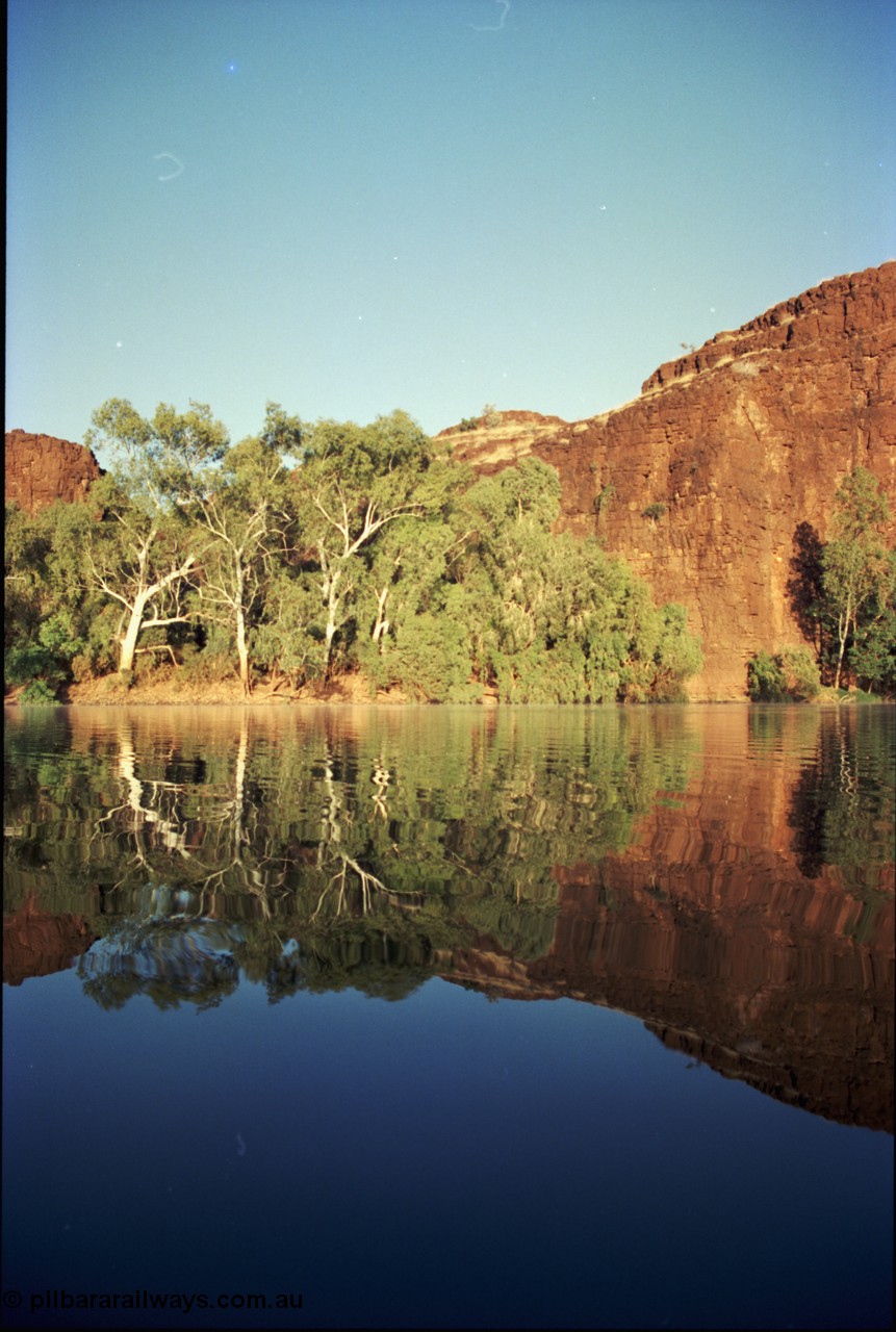 206-19
The western wall of Carawine Pool.
