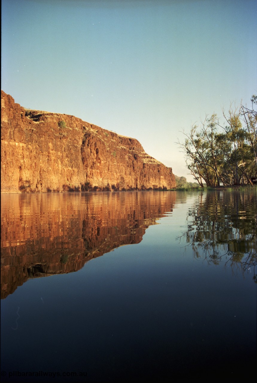206-21
Carawine Pool at Carawine Gorge, looking north.
