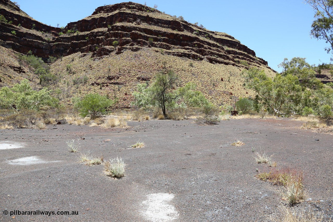 160101 9778
Wittenoom Gorge, Gorge Mine area, asbestos mining remains, view across to former railway workshops building, slab remains. [url=https://goo.gl/maps/szdq4gzhKqv]Geodata[/url].
