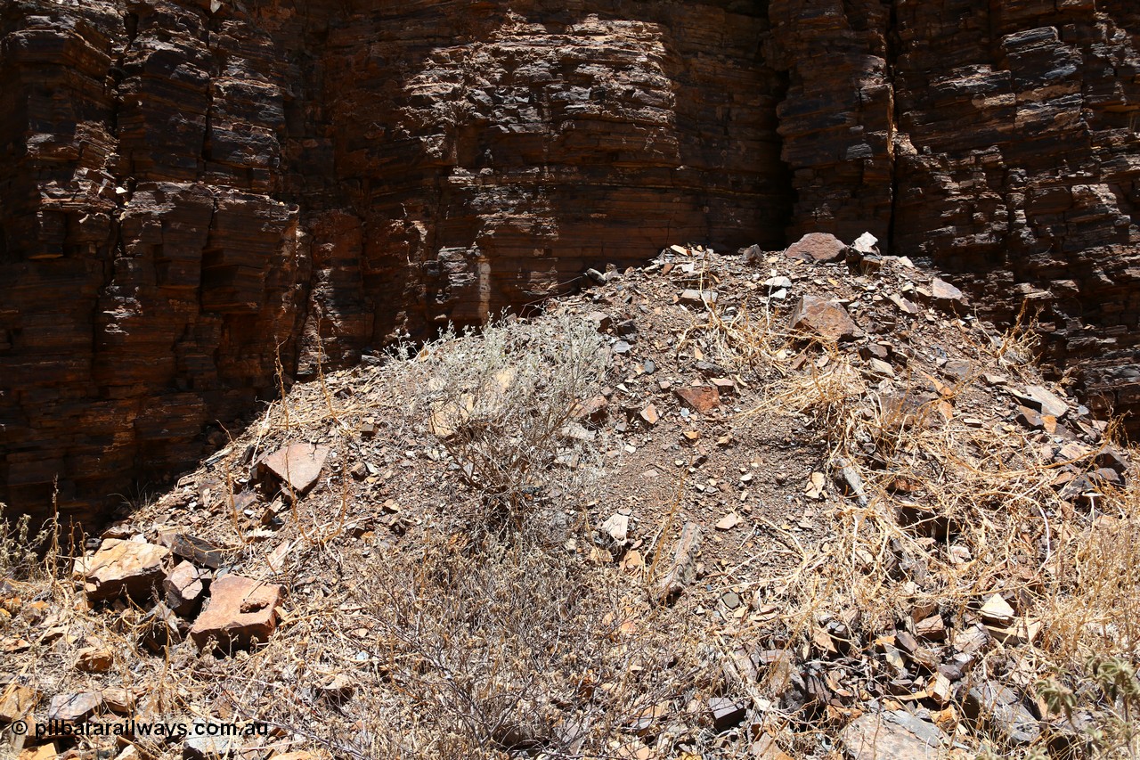 160101 9794
Wittenoom Gorge, Gorge Mine area, asbestos mining remains, mine adit 3 is behind this pile of rubble. [url=https://goo.gl/maps/46bmN7VJPj12]Geodata[/url].
