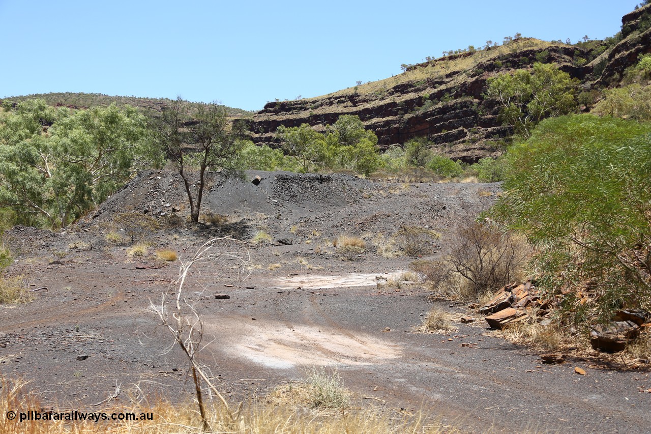 160101 9804
Wittenoom Gorge, Gorge Mine area, looking north west, at the old waggon dump area and workshops. [url=https://goo.gl/maps/BFiRw3juZydLBSBZ7]GeoData[/url].
