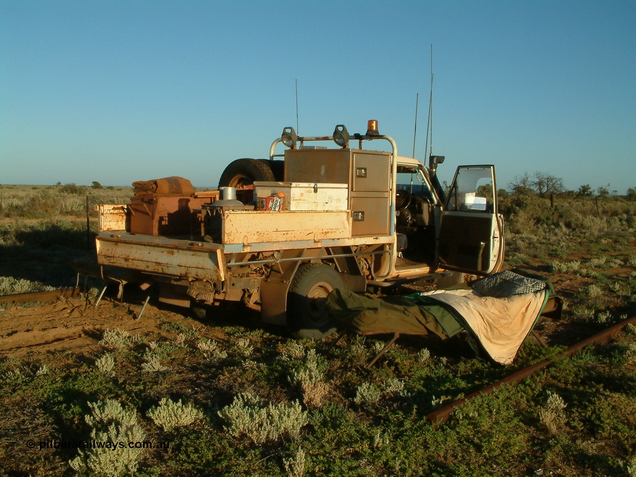 030404 071014
Port Germein, ute and camp in the morning. 4th April 2003.
