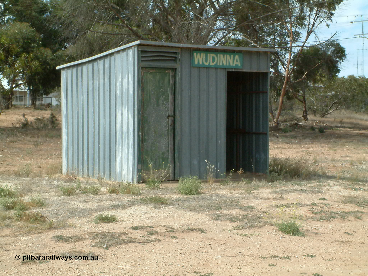030405 132808
Wudinna, train control cabin and waiting room, elevation from north west, 5th April 2003.
