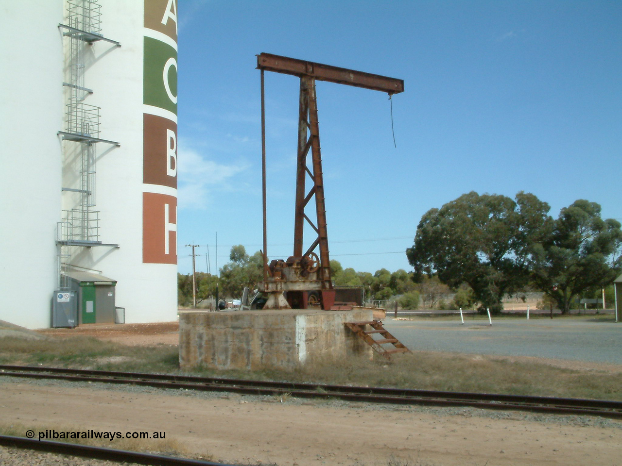 030405 132926
Wudinna, hand operated 5 ton revolving jib yard crane and plinth, 5th April 2003.
