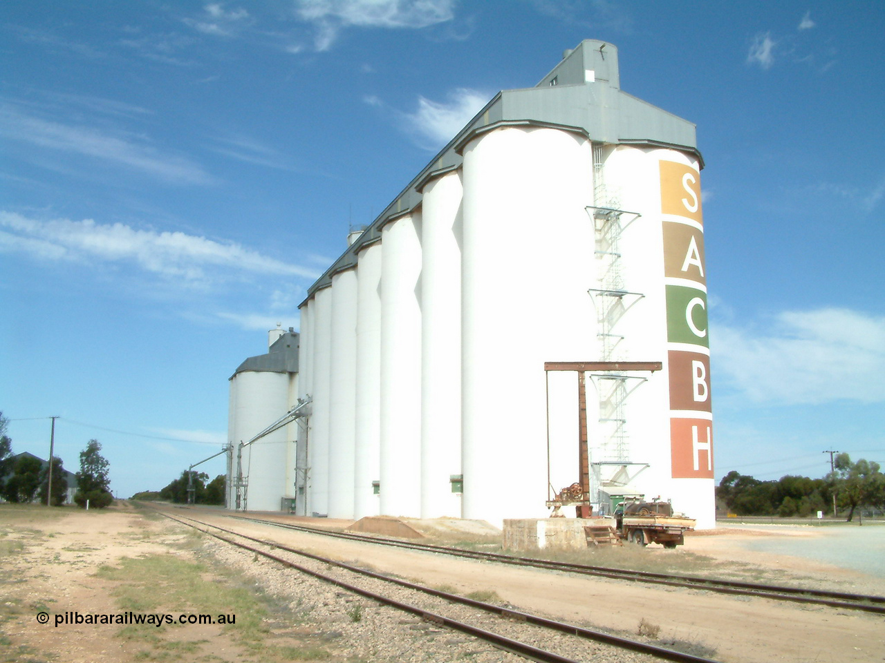 030405 133016
Wudinna, yard overview looking south with the radial yard crane and loading ramp and the SACBH silo complexes and loading spouts, 5th April 2003.
