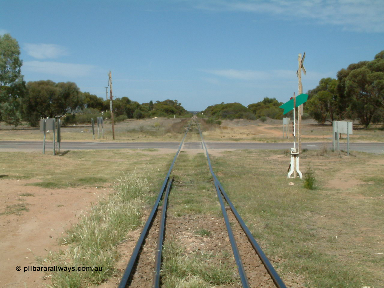 030405 133514
Wudinna, track view looking south across the grade crossing for Naylor Tce with the toe of the siding points and point lever with indicator, 5th April 2003.
