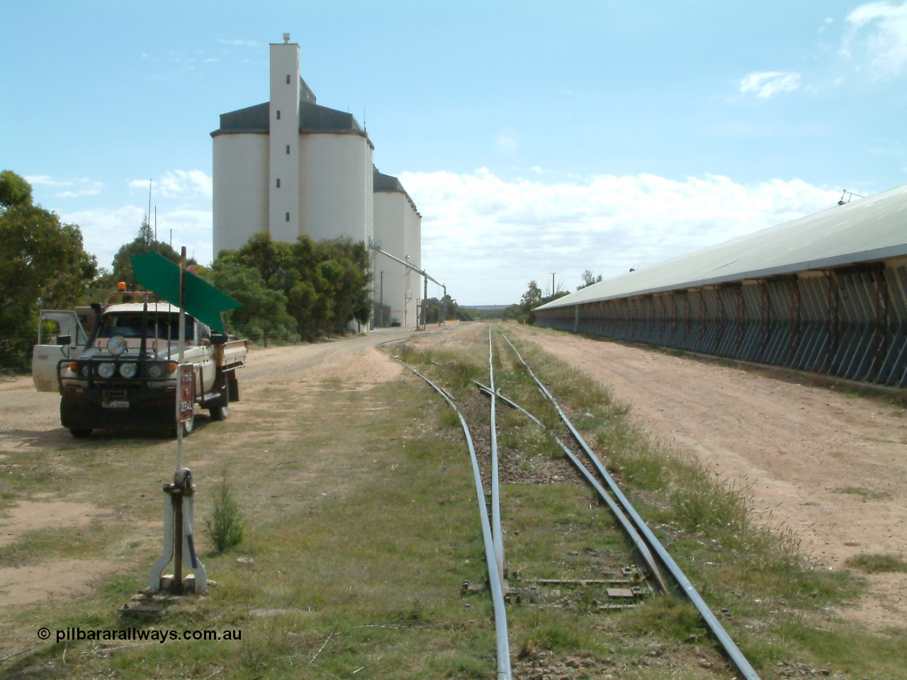 030405 133604
Wudinna, yard overview looking north from the southern end with the siding points and point lever and indicator, SACBH silo complexes on the left and grain shed on the right. 5th April 2003.

