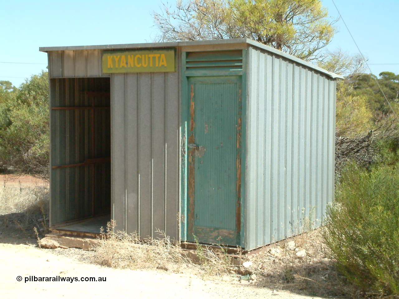 030405 140038
Kyancutta, station located at the 203.1 km and originally opened in March 1916, train control cabin and waiting room - shelter with station name board, 5th April 2003.
