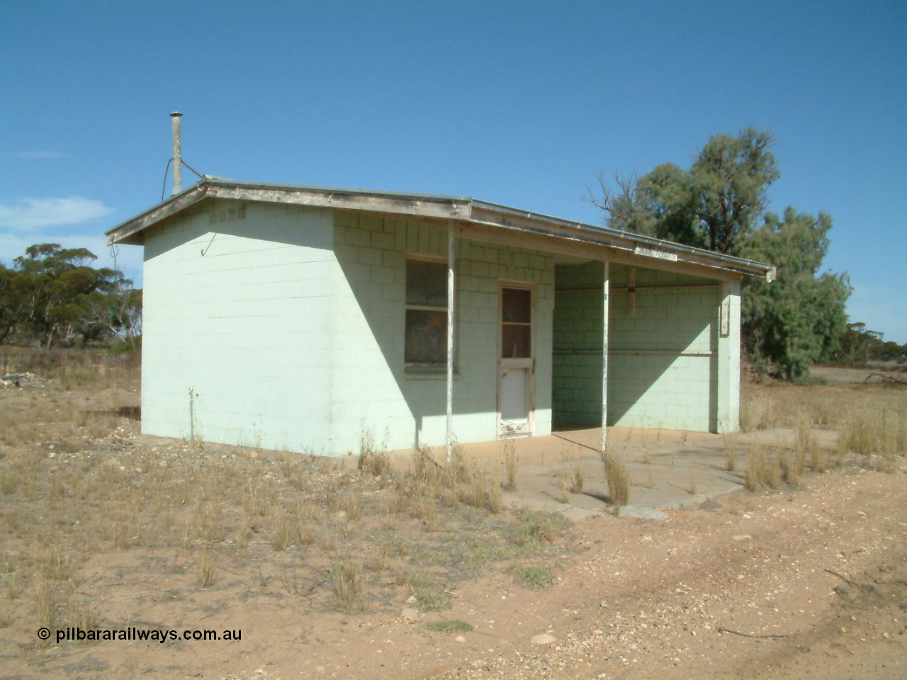 030405 145628
Warramboo, station located at the 190.2 km and originally opened in May 1913, north west view of station building and shelter, 5th April 2003.
