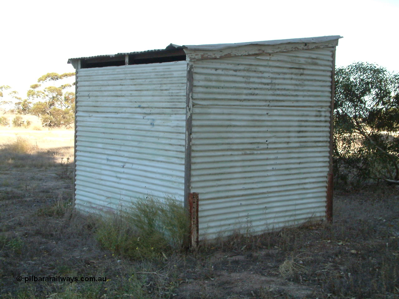 030405 154839
Lock, rear view of corrugated iron building located across the tracks opposite the silos, 5th April 2003.
