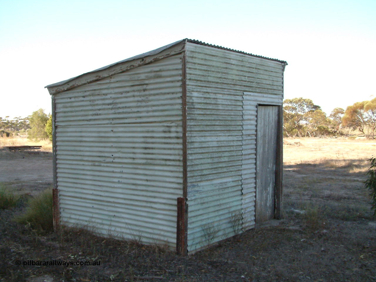 030405 154855
Lock, front view of corrugated iron building located across the tracks opposite the silos, 5th April 2003.
