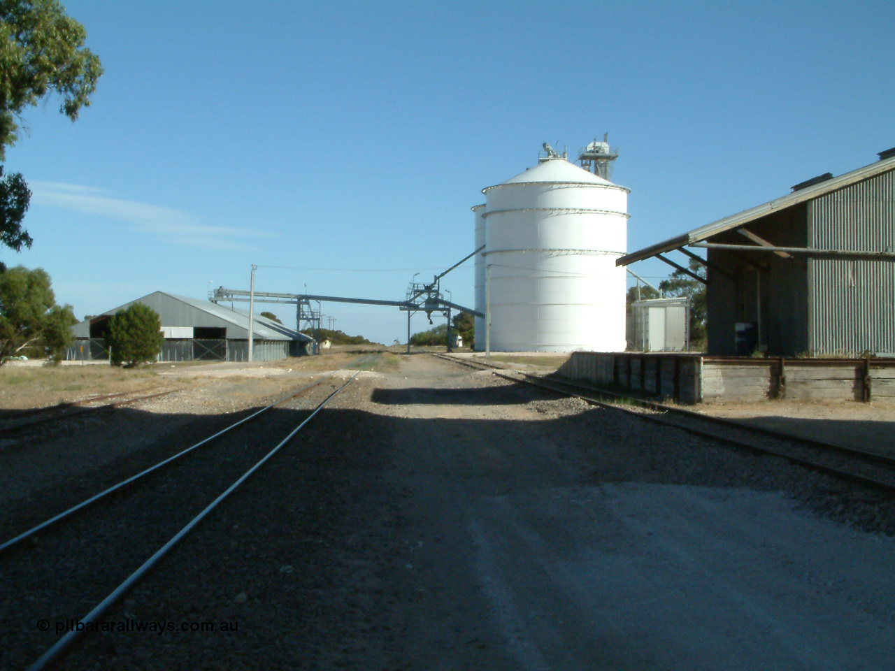 030405 155516
Lock, yard overview looking south along the mainline, horizontal grain shed with siding on the left, Ascom style silo complex Block 5 with outflow spout on the right with goods shed and platform also visible. 5th April 2003.
