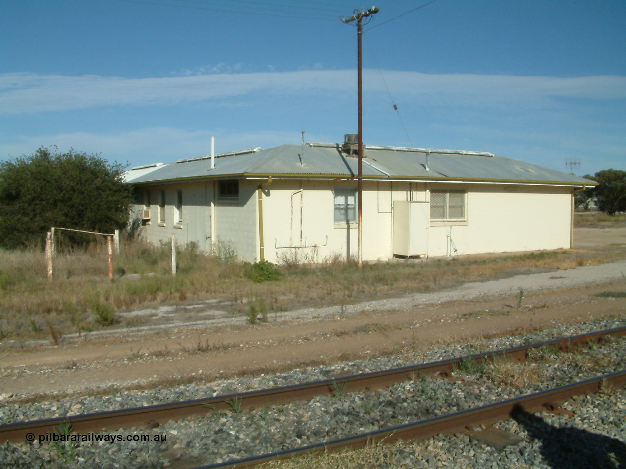 030405 155812
Lock, view across mainline looking at the now disused crew barracks, at the time of this photo the track workers were utilising the facilities, 5th April 2003.
