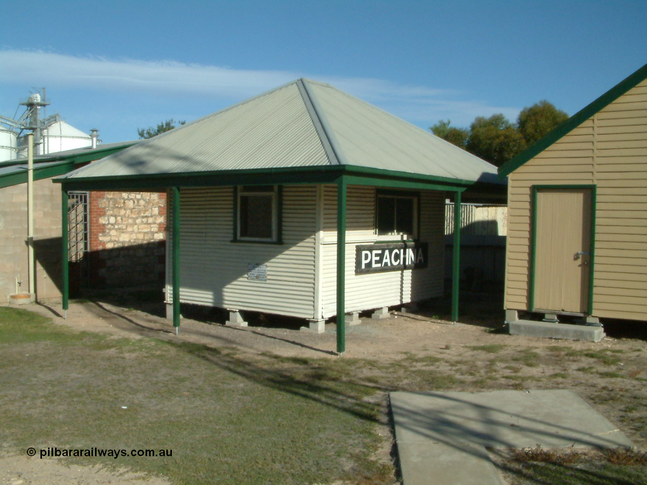 030405 160954
Lock and District Historical Museum, former Lock railway station portable office building with original Peachna station sign, 5th April 2003.
