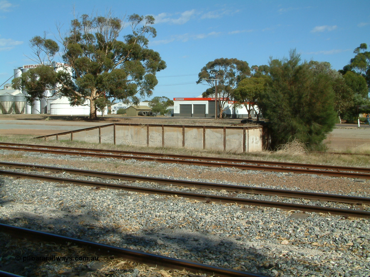 030406 095240
Cummins, goods loading ramp, tracks from camera, Buckleboo line - siding, mainline, grain siding and loading ramp siding. 6th April 2003.
