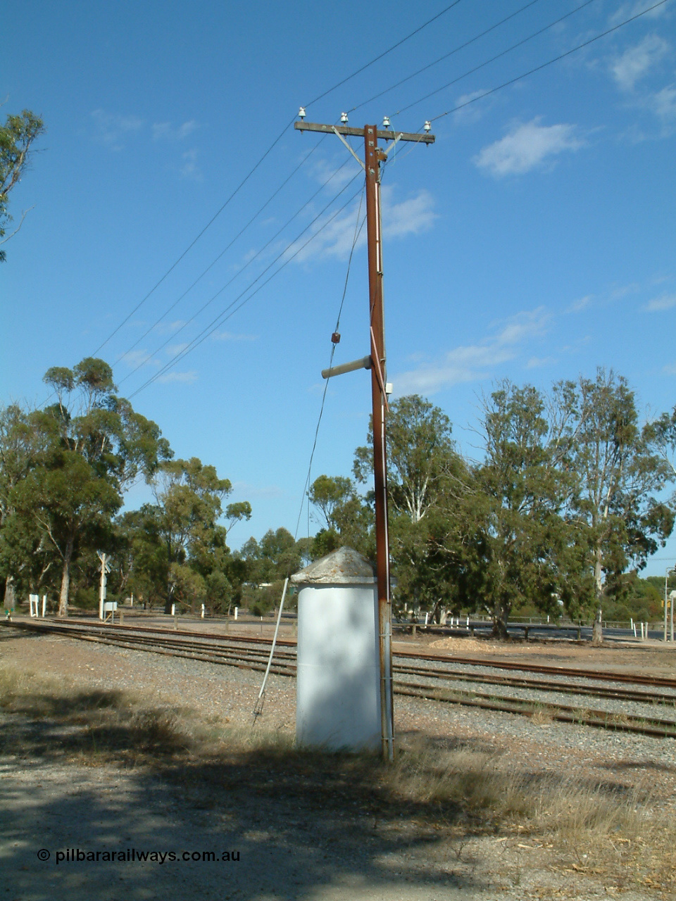 030406 095916
Cummins, concrete train control booth, with light on pole above it, Railway Tce grade crossing. 6th April 2003.

