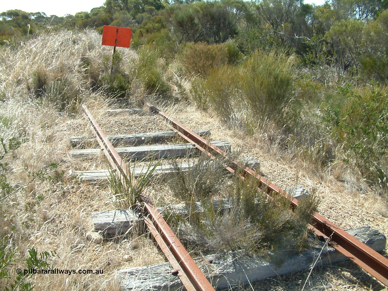 030406 141510
Kapinnie, end of the line, terminus of the former continuation for the Mount Hope line. 6th April 2003.
