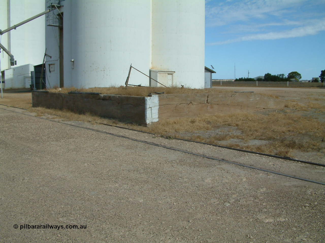 030406 142210
Kapinnie, yard view of former goods shed, loading ramp, concrete silo complex beside it. 6th April 2003.
