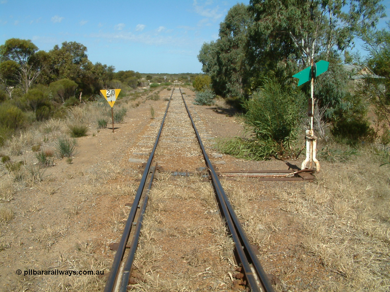 030406 142610
Kapinnie, track view looking east towards Yeelanna from the eastern end yard points with grade crossing and 20 km/h speed board. 6th April 2003.
