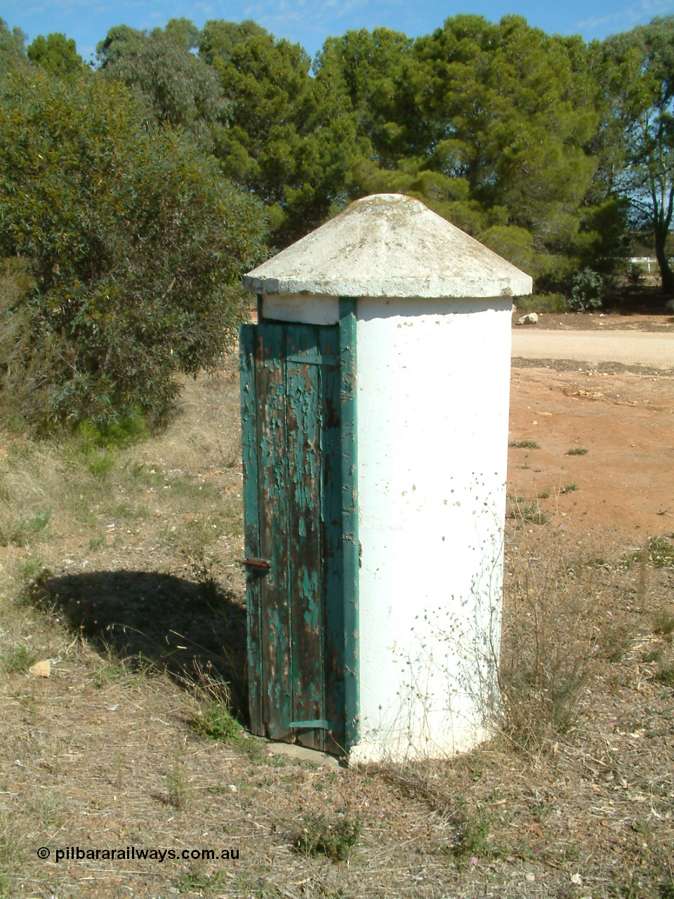 030406 142748
Kapinnie, station located at the 105 km, this is the second location and in use from 1954. Concrete train control cabin. 6th April 2003.
