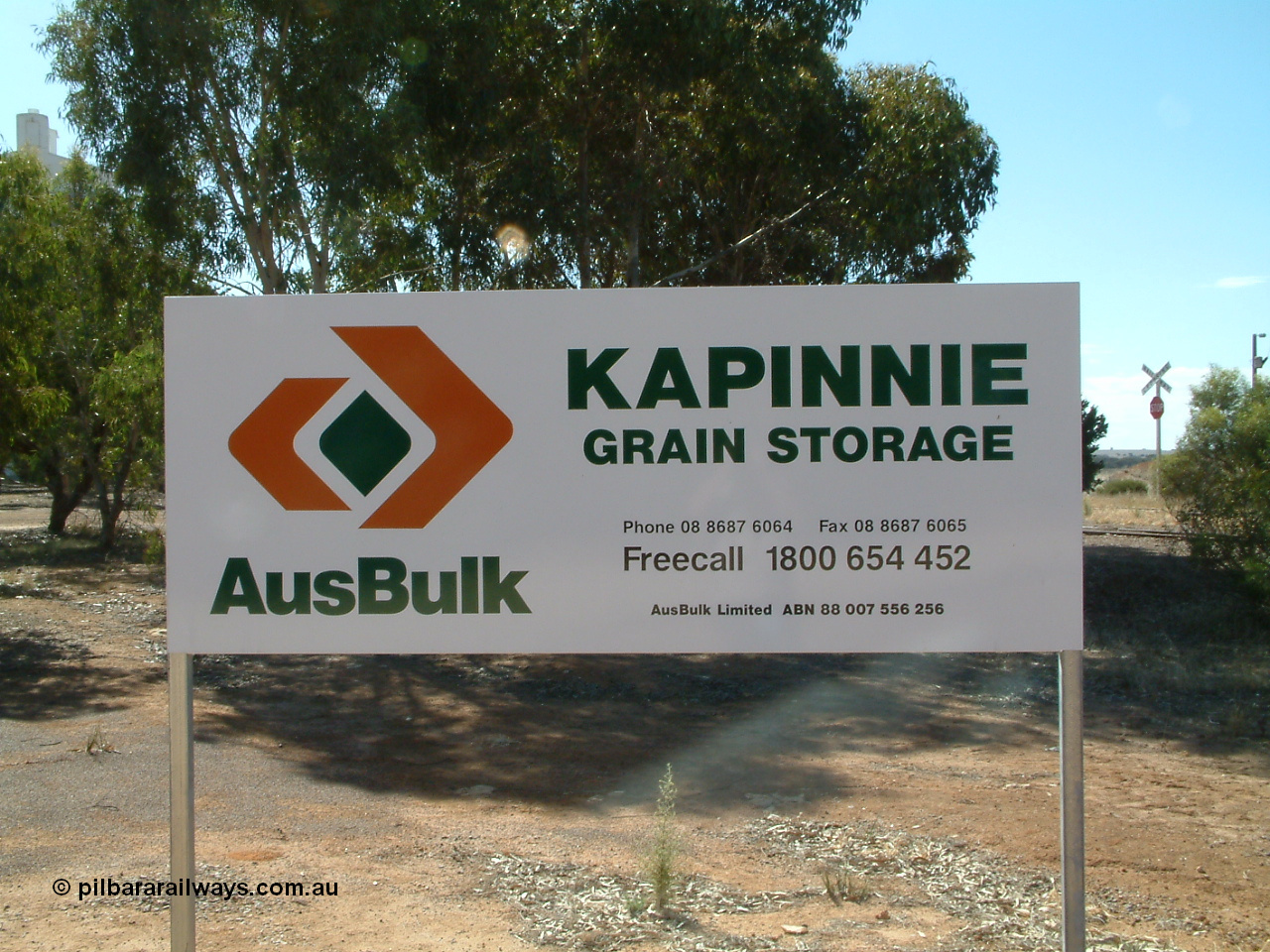 030406 142926
Kapinnie, brand new AusBulk sign for Kapinnie silos. 6th April 2003.
