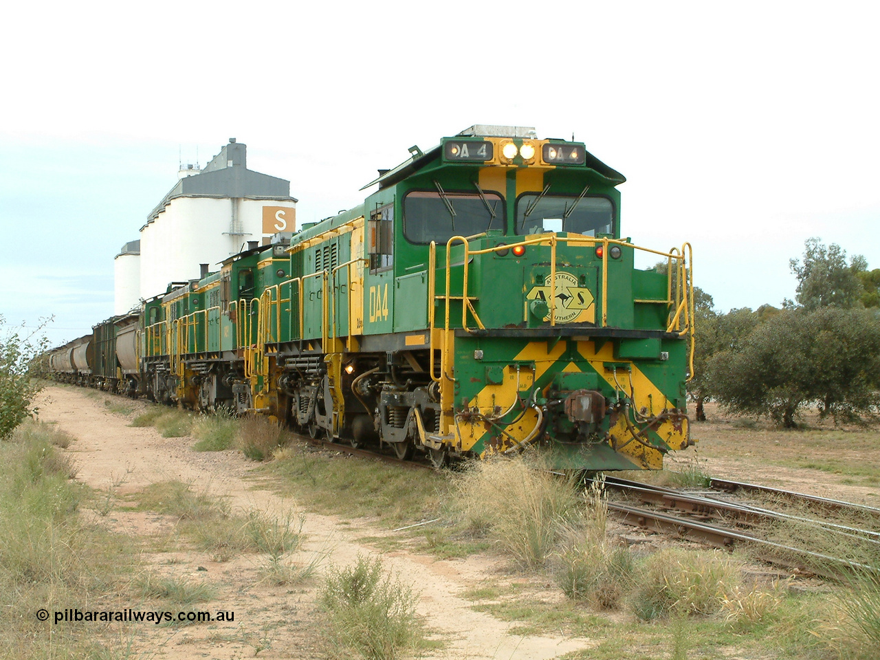 030407 083535
Wudinna, empty grain stands on the main awaiting departure north with a trio of former Australian National Co-Co locomotives with rebuilt former AE Goodwin ALCo model DL531 830 class ex 839, serial no. 83730, rebuilt by Port Augusta Workshops to DA class, leading two AE Goodwin ALCo model DL531 830 class units 842, serial no. 84140 and 851 serial no. 84137, 851 having been on the Eyre Peninsula since delivered in 1962. 7th April, 2003.
Keywords: DA-class;DA4;83730;Port-Augusta-WS;ALCo;DL531G/1;830-class;839;rebuild;