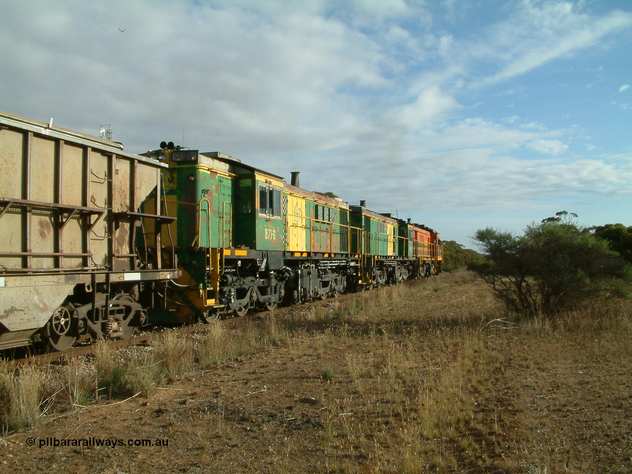 030409 081031
Warramboo, empty grain train powers away towards Kyancutta behind DA class DA 7 leading two 830 class units 872 and 871.
Keywords: 830-class;871;AE-Goodwin;ALCo;DL531;G3422-1;