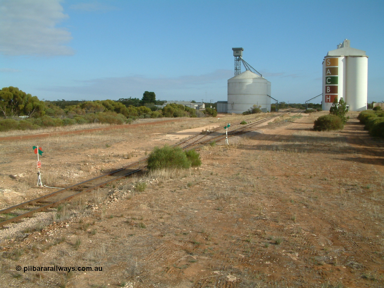 030409 083158
Kyancutta, station located at the 203.1 km and originally opened in March 1916, yard overview looking north, grain loop, mainline and goods / grain loop, Ascom silo complex on the left and SACBH concrete silo complex on the right.
