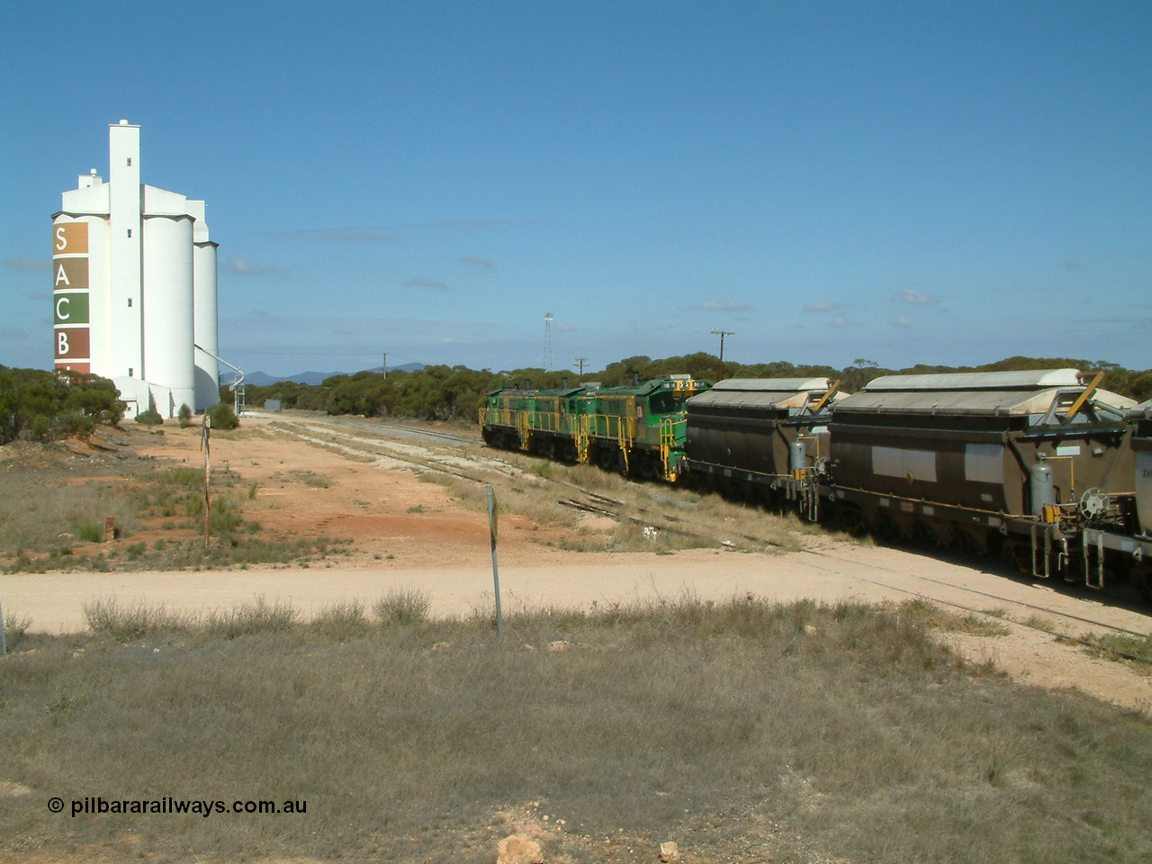 030409 104357
Waddikee station located at the 218.3 km and opened in September 1921, yard overview with loaded train operating south to Cummins behind 830 class units 851 and 842 and DA class DA 4.
