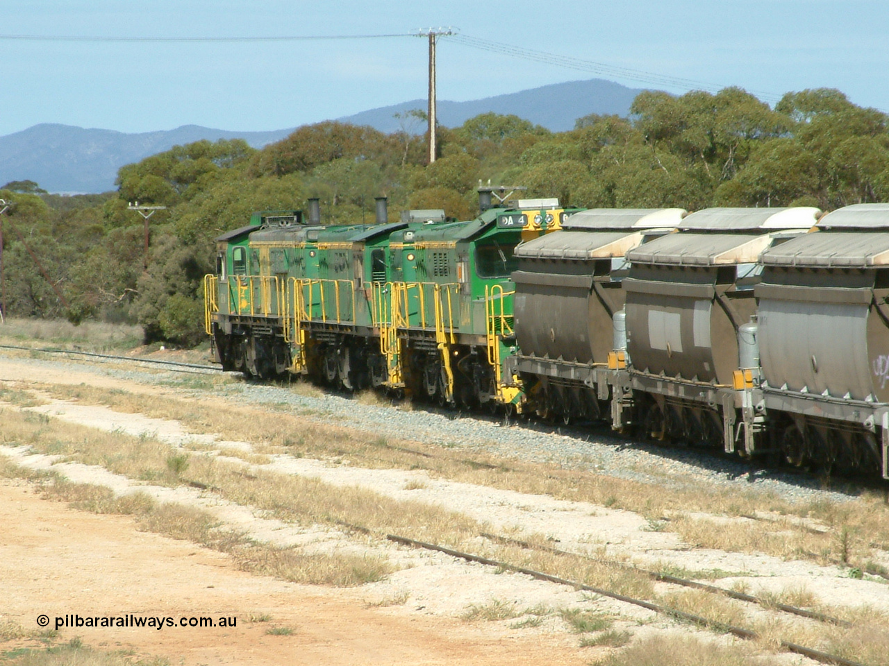 030409 104415
Waddikee loaded grain train operating south to Cummins behind 830 class units 851 and 842 and DA class DA 4 with a rake of XNW waggons behind DA 4.
