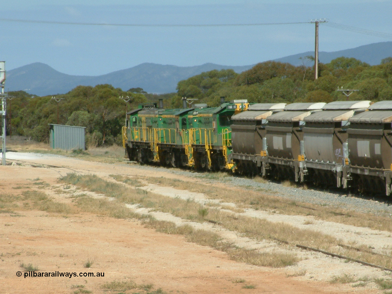 030409 104422
Waddikee loaded grain train operating south to Cummins behind 830 class units 851 and 842 and DA class DA 4 with a rake of XNW waggons behind DA 4.
