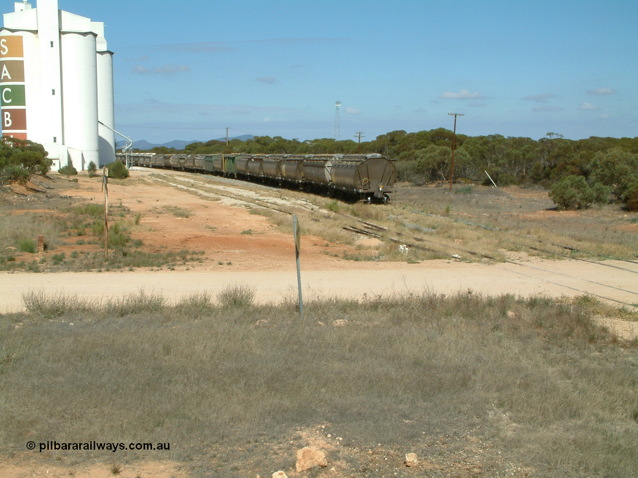 030409 104458
Waddikee station located at the 218.3 km and opened in September 1921, yard overview with the rear waggons of a loaded grain train operating south to Cummins.
