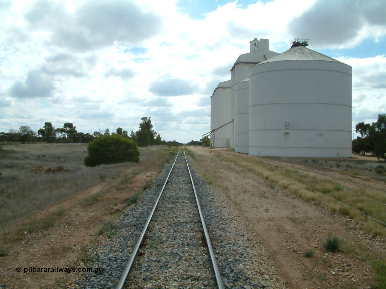 030409 113702
Darke Peake, yard overview looking north from the south end, Ascom silos on the right with concrete silos beyond, goods and grain siding on the right of the mainline.
