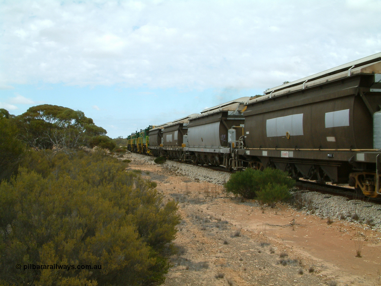 030409 121232
Kielpa, a few kilometres south of the former Konanda siding loaded grain train with 830 class unit 851 AE Goodwin ALCo model DL531 serial 84137, 851 has spent its entire operating career on the Eyre Peninsula, leads fellow 830 class 842 serial 84140 and a rebuilt unit DA 4, rebuilt from 830 class unit 839 by Port Augusta Workshops, retains original serial 83730 and model DL531 with the first twelve waggons behind the locos XNW type powers away from a crew change.
