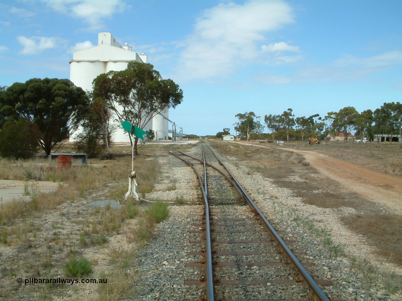 030409 124139
Rudall, located at the 172.7 km and opened in July 1913, station overview looking south from the north end, points for grain and goods siding off to the left, station build can be seen in the distance on the right.
