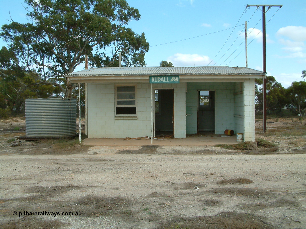 030409 124410
Rudall, located at the 172.7 km and opened in July 1913, station building view of the new one built in 1966.
