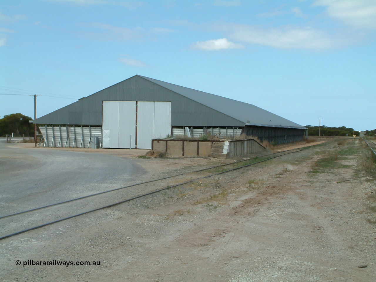 030409 124454
Rudall, horizontal grain bunker with loading ramp in front, crane has been removed.
